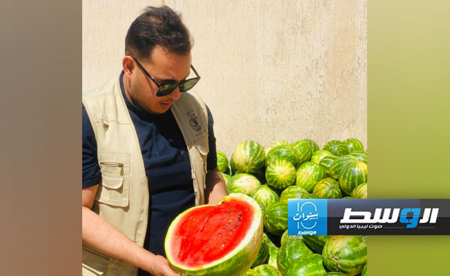 سحب كميات من «الدلاع» غير الطازج من سوق الخضار الشعبي في البيضاء