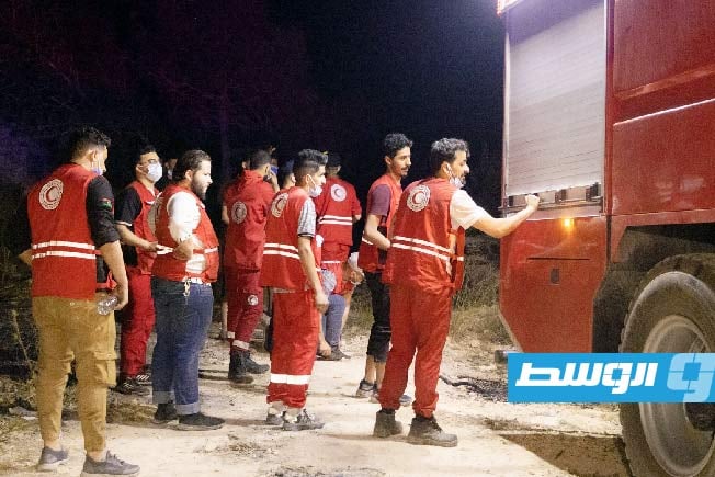 بالصور: الهلال الأحمر يخمد حرائق في غابات وادي الكوف