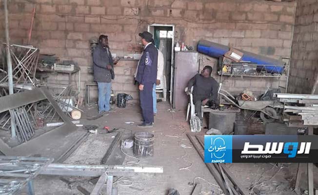 بالصور: ملاحقة توصيلات الكهرباء غير القانونية بالمنطقة الجنوبية