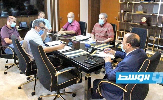 «أجوكو» تبحث متطلبات إعادة تشغيل حقول النفط ومصفاتي السرير وطبرق