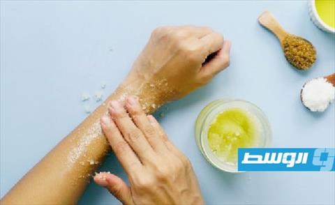 بالفيديو: سكراب زيت الزيتون والسكر لتوحيد لون البشرة