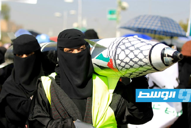 الحوثيون يعلنون استهداف حاملة طائرات أميركية في البحر الأحمر