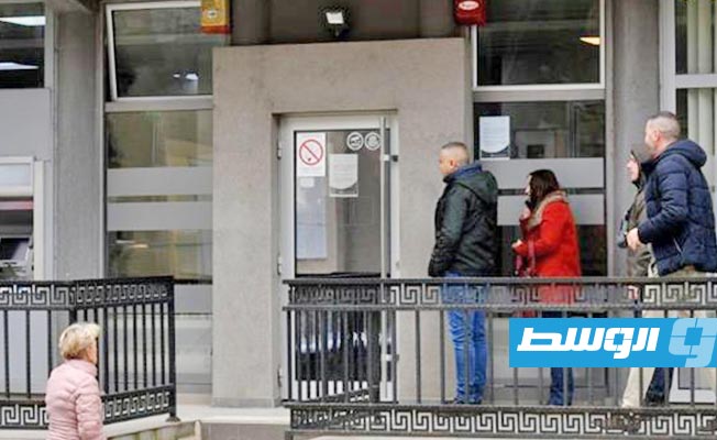 فوتشيتش يتعهد بمواصلة إرسال مدفوعات إلى صرب كوسوفو بعد حظر العملة