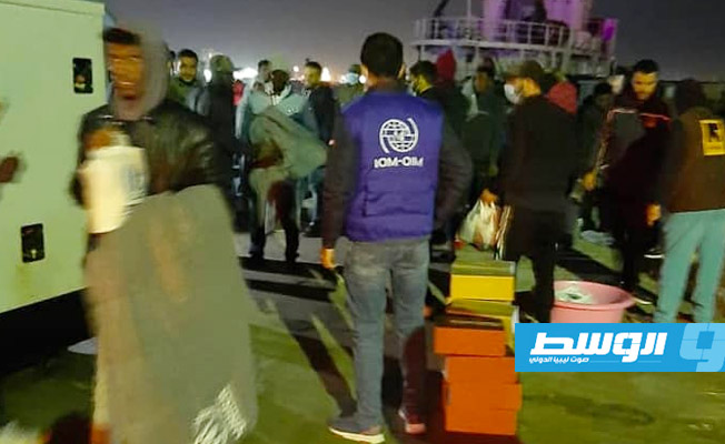 القوات البحرية: إنقاذ 132 مهاجرًا بينهم 5 إناث