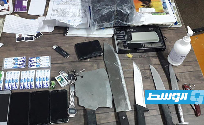 ضبط مهاجرين وخمور و«ذهب مسيل» بحوزة مهاجرين في مداهمة وكر جنوب اجدابيا