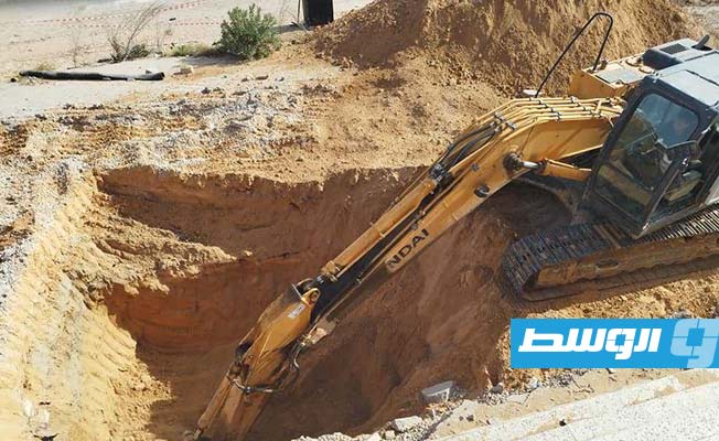 بدء العمل لحل مختنق مياه الأمطار بالطريق الساحلي عند منطقة الماية