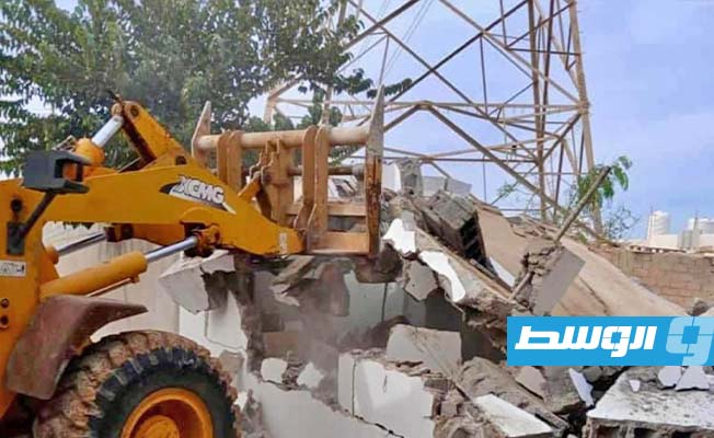 إزالة بناء مخالف تحت برج ضغط عال في عين زارة