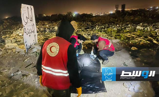 «الهلال الأحمر» ينتشل رفات جثتين مجهولتين في درنة