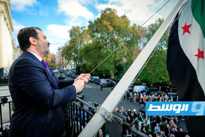 بعد إغلاقها 14 عاما.. وزير الخارجية السورى يرفع علم بلاده فوق سفارة دمشق فى لندن