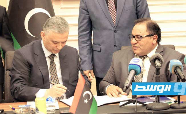 وزارة التعليم العالي ومصرف الجمهورية يوقعان اتفاقية لتنفيذ منحة الطلاب
