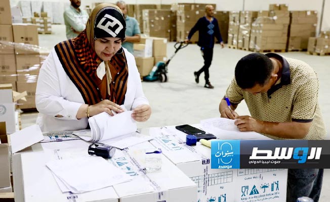 بالأسماء والصور.. تسليم أدوية ومشغلات مختبرات لمؤسسات صحية