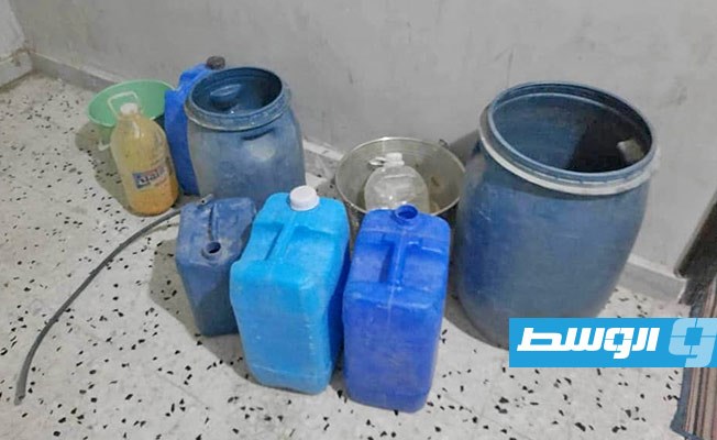«البحث الجنائي» في أجدابيا يداهم مصنعا للخمور المحلية