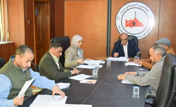 بلدية سرت تقرر إنشاء 6 مدارس جديدة وإعادة تفعيل الأسواق العامة