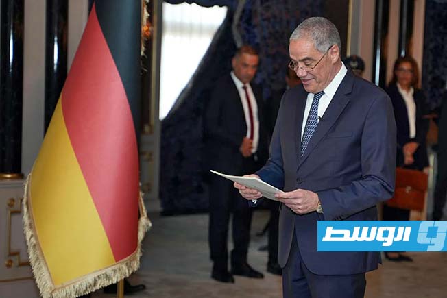 المنفي يعتمد أوراق 8 سفراء لدى ليبيا بينهم الألماني رالف طراف