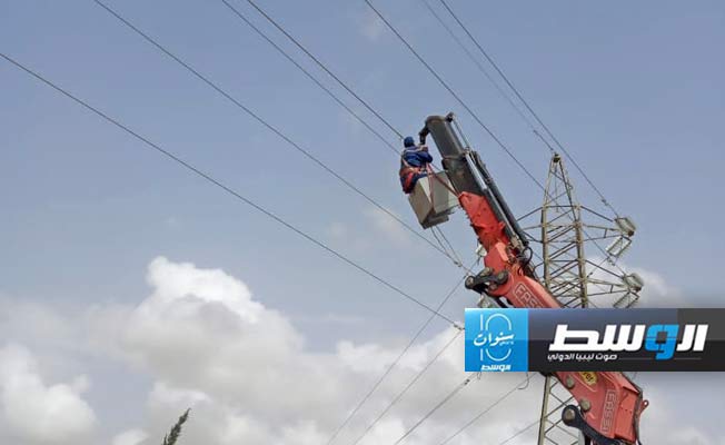 صيانة طارئة لخط كهرباء بعين زارة