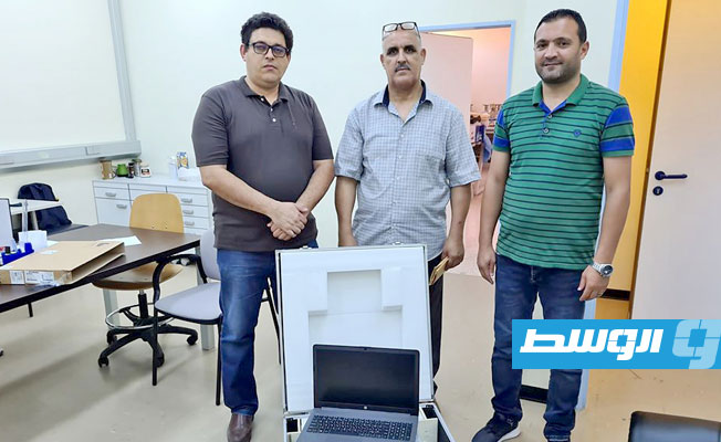 تسليم جهاز لإجراء التحاليل الخاصة بـ«كورونا» إلى سرت