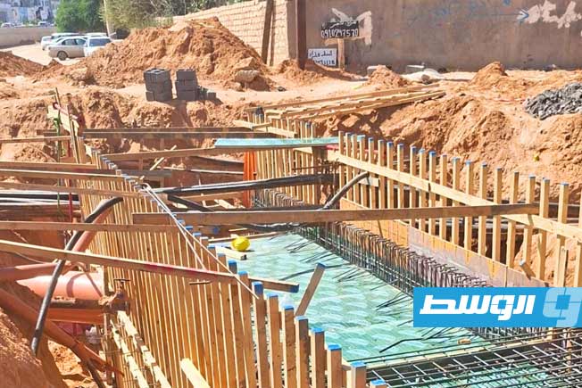 استمرار تنفيذ خط لتصريف مياه الأمطار من منطقة البيفي إلى البحر في طرابلس
