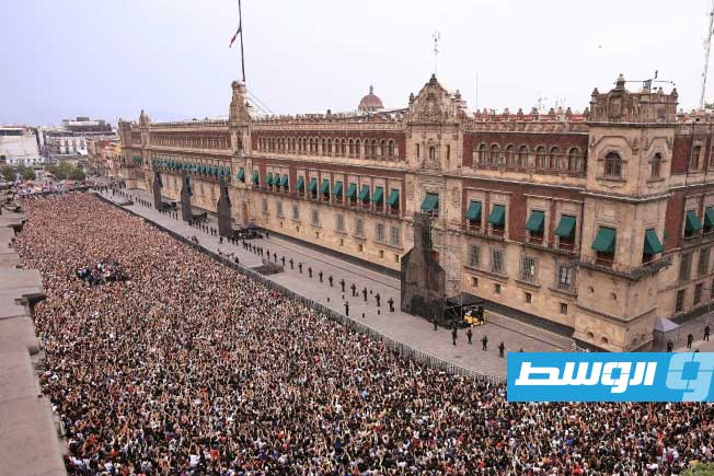 آلاف من محبي «بي تي إس» تجمّعوا أمام القصر الوطني في المكسيك لرؤية الفرقة