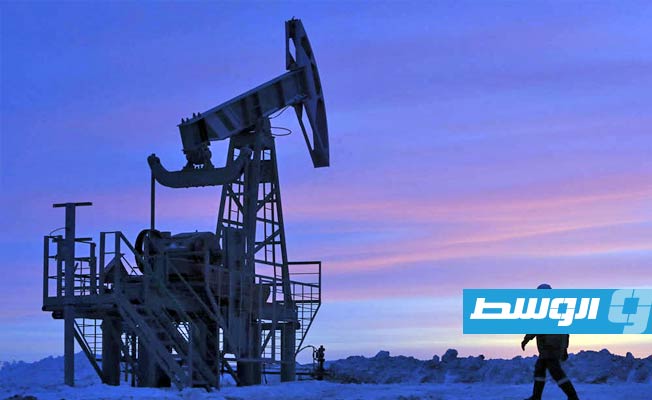 أسعار النفط تتراجع مع مخاوف بشأن تباطؤ نمو الاقتصاد العالمي