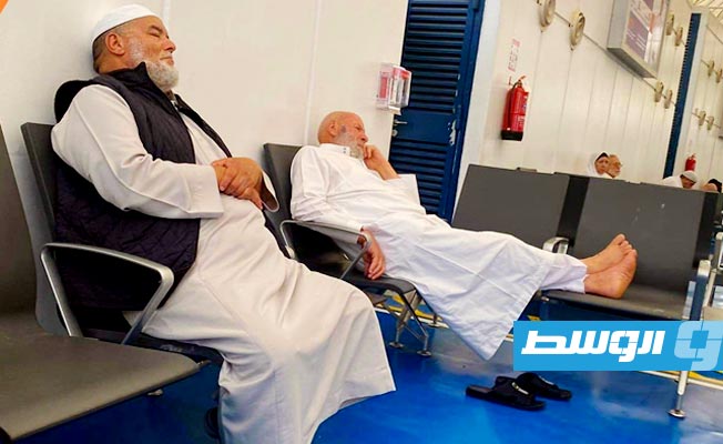 معتمرون ليبيون يفترشون الأرض بمطار جدة في انتظار العودة إلى ليبيا
