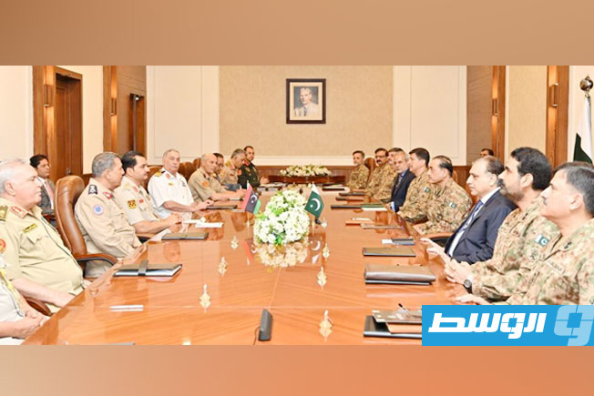 صدام حفتر يلتقي رئيس أركان الجيش الباكستاني بمدينة راولبندي