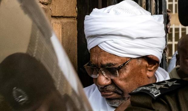 عمر البشير يمثل أمام النيابة العامة بالسودان في أول ظهور منذ الإطاحة به