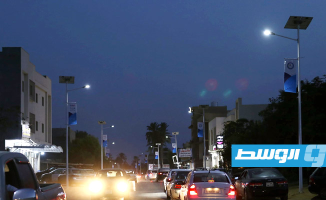 مشروع «تقارب» يدعم تركيب أعمدة إنارة تعمل بالطاقة الشمسية بتاجوراء