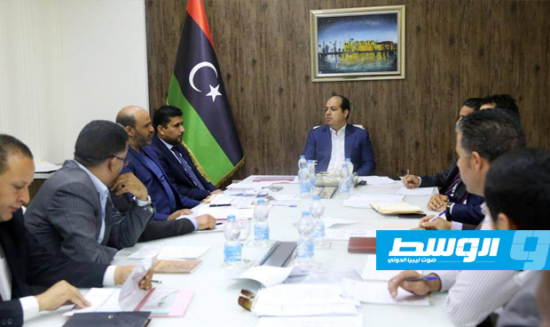 معيتيق يبحث مع مسؤولي «المالية» و«الجمارك» أسباب انخفاض التحصيل الجمركي