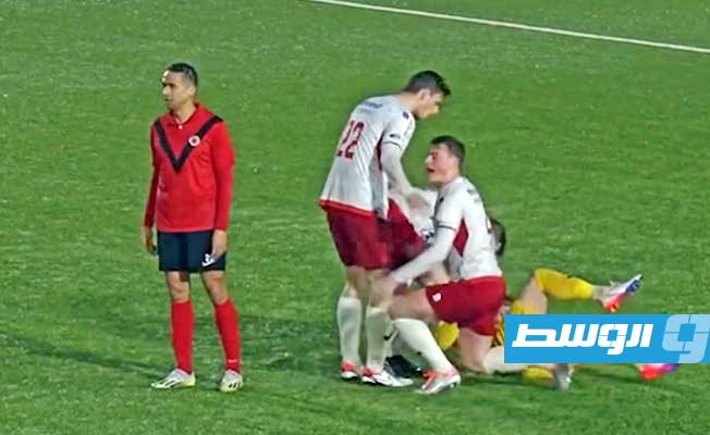 شاهد.. حارس مرمى يسجل هدفًا من مسافة بعيدة دون أن يدري