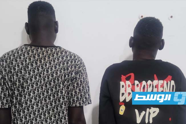القبض على وافدين سرقا محتويات سيارة في صبراتة