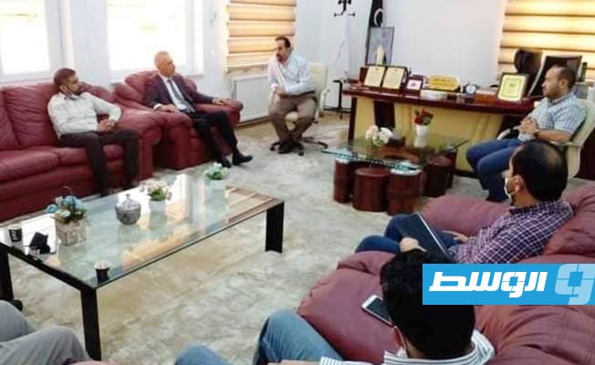 اجتماع لبحث تطوير أقسام طبية بمستشفى ابن سينا بسرت