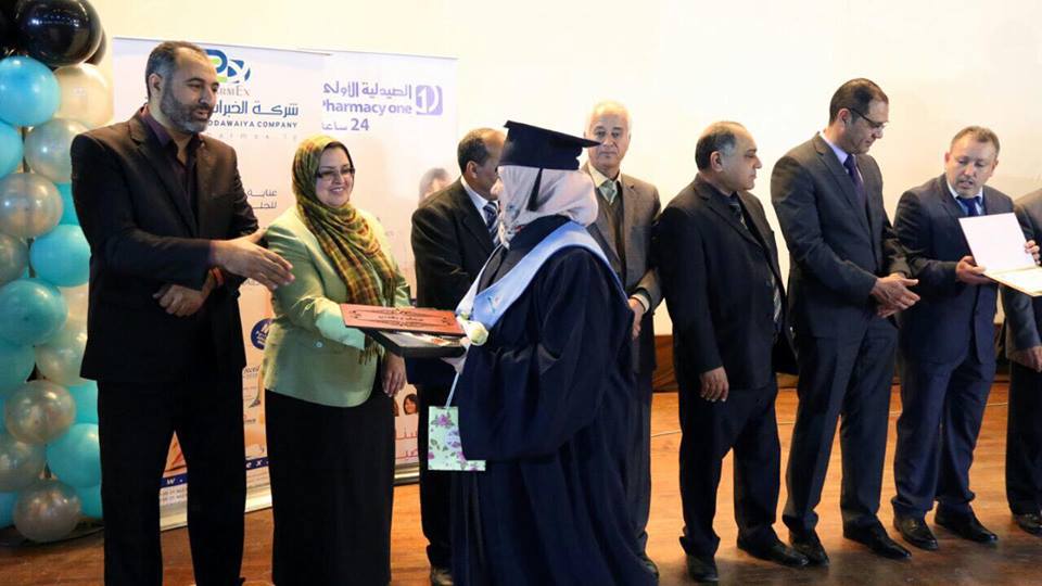 جامعة طرابلس تحتفل بتخريج الدفعة 36 من كيلة الصيدلة