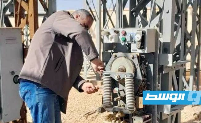 صيانة طارئة لمحول بمحطة كهرباء القريات الغربية