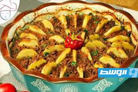 مكعبات البطاطا باللحم المفروم والصلصة