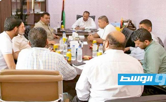 مؤسسة الموارد المائية تناقش مشاكل شبكة المياه ببلدية أوجلة