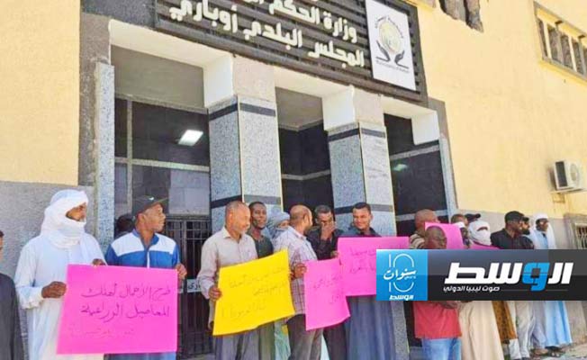 أهالي أوباري يخرجون في وقفة احتجاجية ضد انقطاع الكهرباء