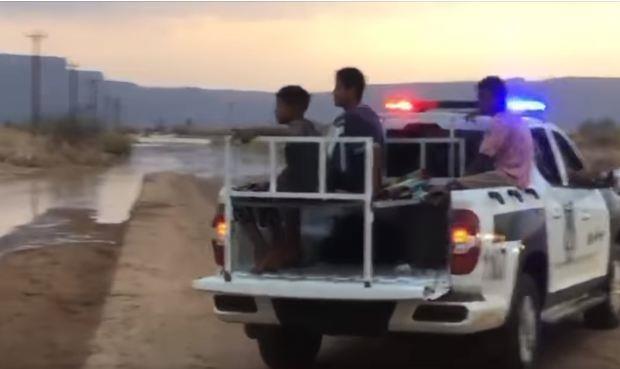 فيديو.. إنقاذ عائلات عالقة بسبب السيول في أوباري