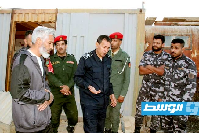 مداهمة مصنع خمور وضبط هاربين من العدالة في زلة