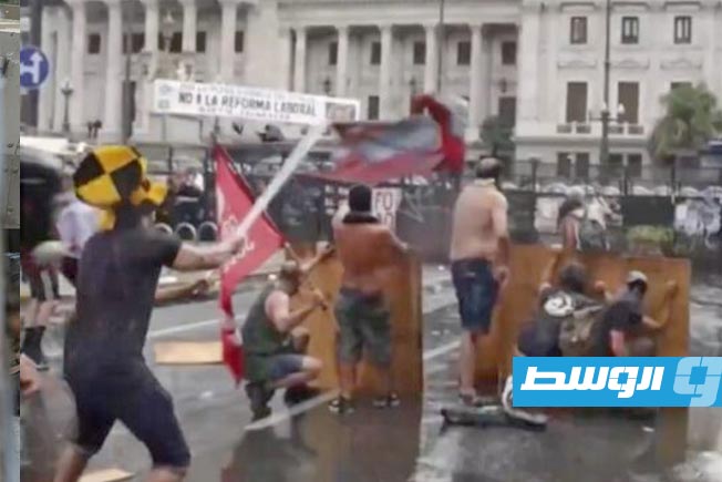 الشرطة الأرجنتينية تواجه المحتجين على تعديل قانون العمل بالغاز وخراطيم المياه