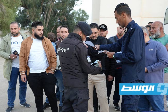 ترحيل مهاجرين سوريين عبر مطار معيتيقة (صور)