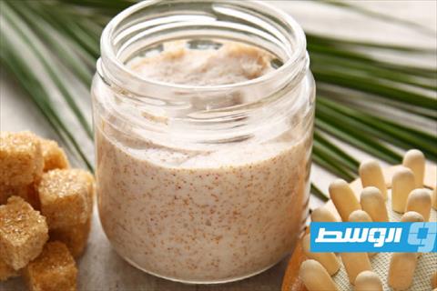 الشوفان والسكر البني لتقشير فروة الرأس