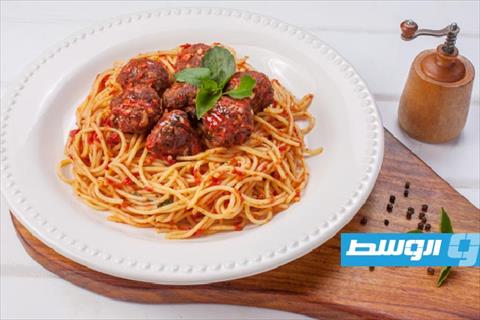 معكرونة بكرات اللحم والجبن