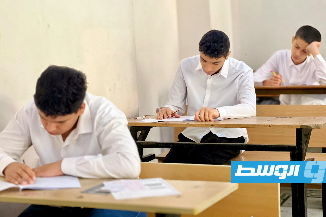 تلاميذ شهادة التعليم الأساسي يؤدون امتحانات نهاية العام (صور)