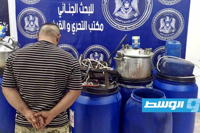 البحث الجنائي يضبط مصنع خمور في مزرعة قرب القبة