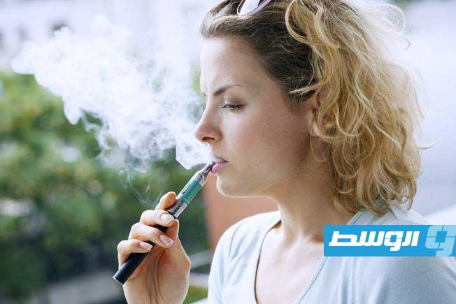 دراسة أميركية تحذر: السجائر الإلكترونية تولد مواد سامة تهدد خلايا الرئة