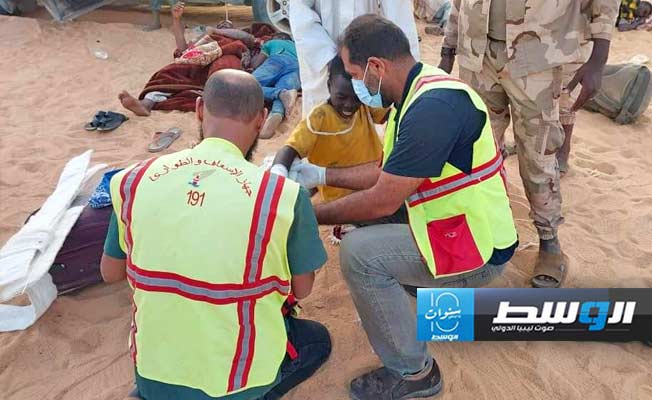 بينهم حالة وفاة.. إسعاف عائلات نازحة عالقين بصحراء الكفرة