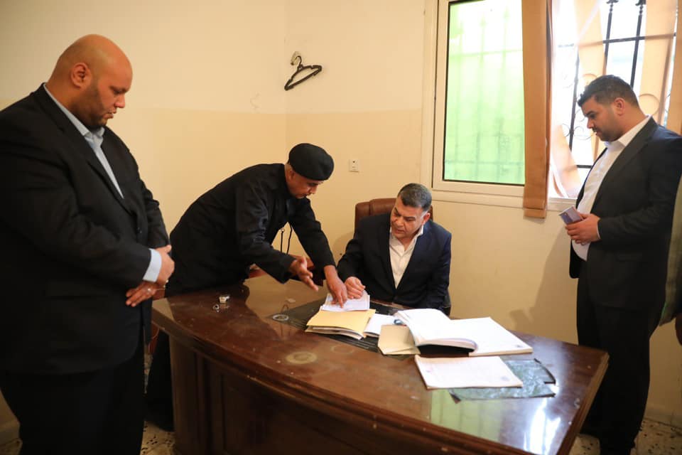 وزير الداخلية يتابع العمل في مركز شرطة الحدائق في بنغازي