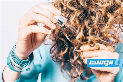 القهوة والشاي الأسود للحصول على شعر بني في المنزل