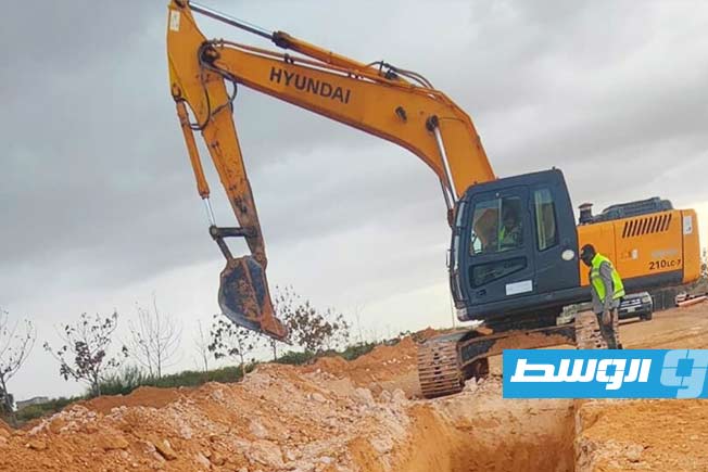 تركيب أنابيب تصريف مياه الأمطار في الطريق بين سوق الثلاثاء وجزيرة الفلاح