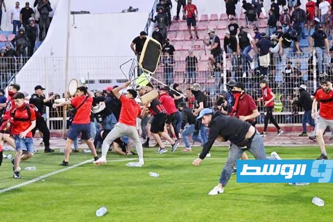 فيديو وصور.. الجماهير تقتحم الملعب وتربك إياب نصف نهائي الكونفدرالية